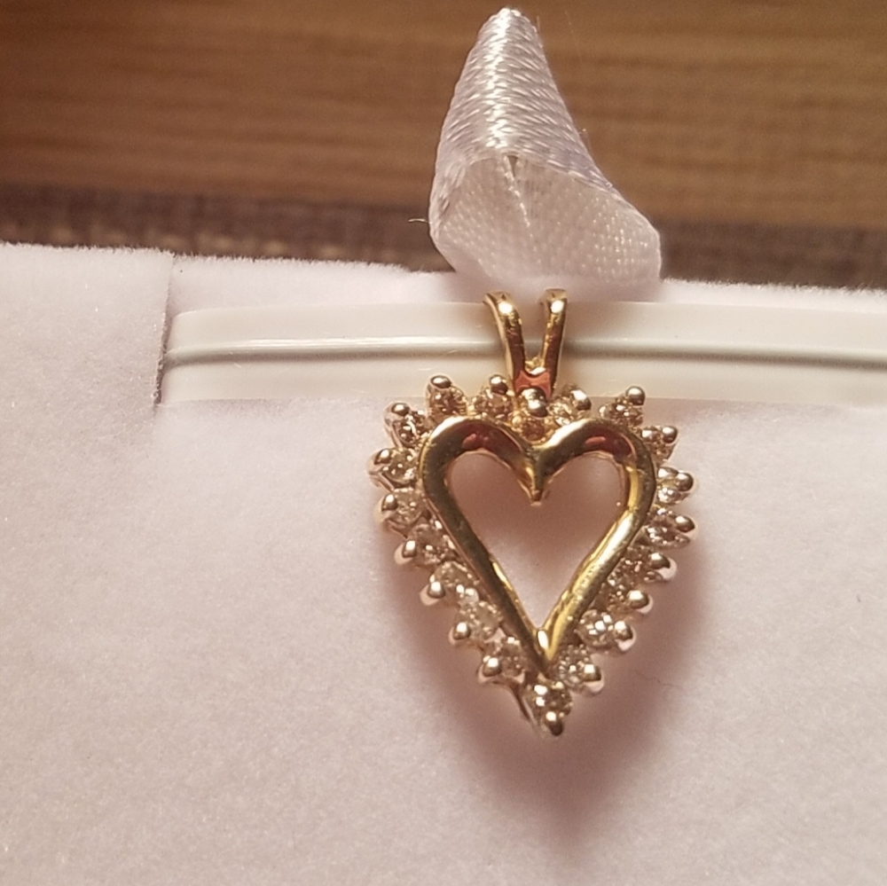 10k Diamond pendant